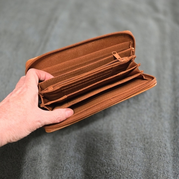 NWOT Rosetti Wallet Faux Leather Light Brown Zipper Closure Multiple Compartment - Picture 4 of 6